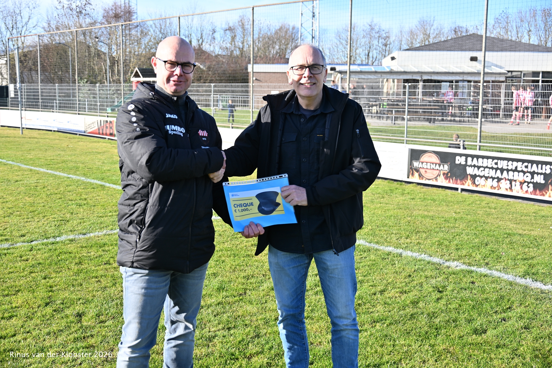 Iwan de Jong overhandigt cheque van 1000 euro